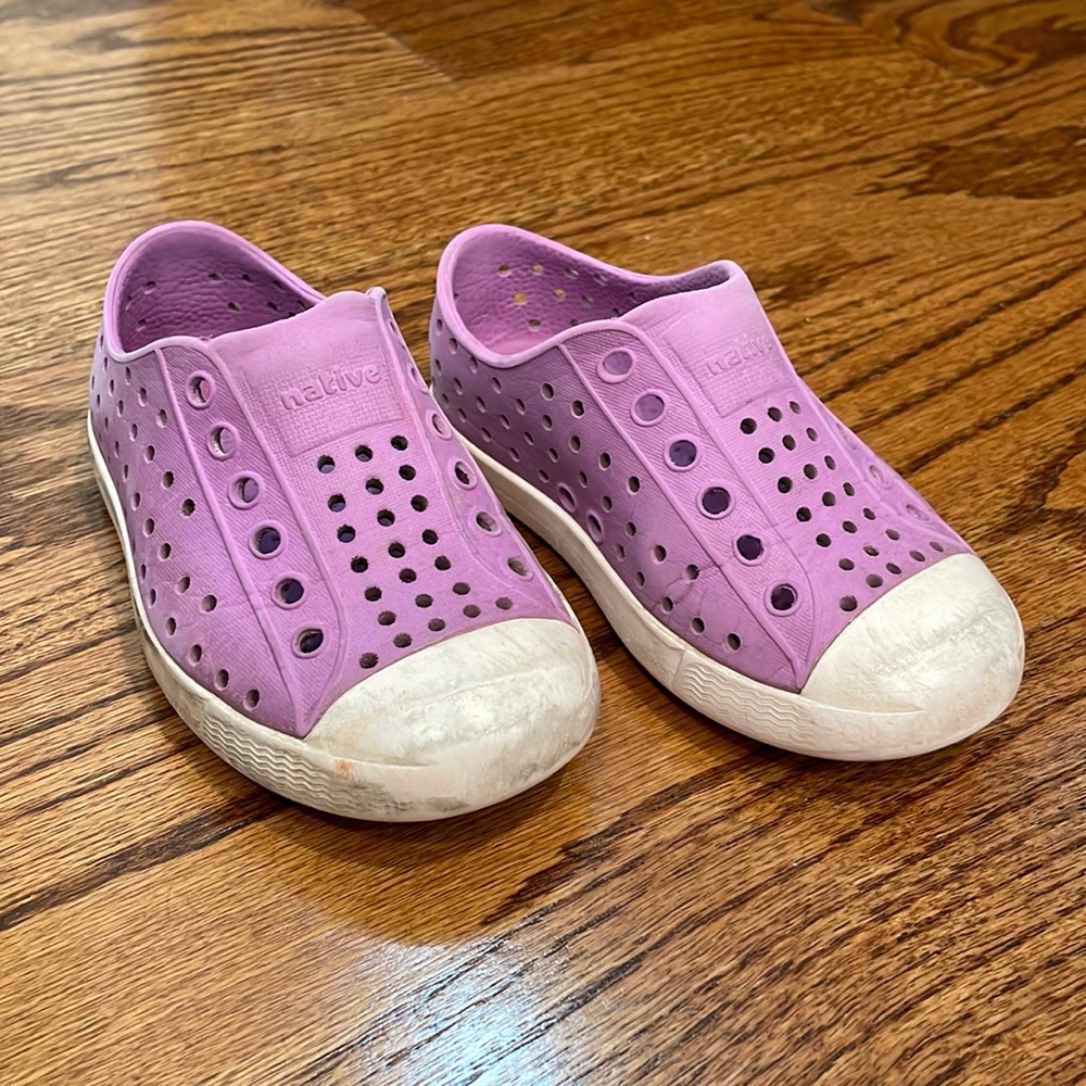 Native Jefferson Shoes - child size 7 in purple